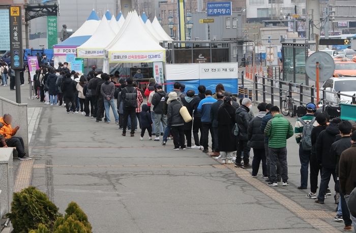 어제(12일) 하루 코로나19 신규 확진자 35만 190명...사망자 251명