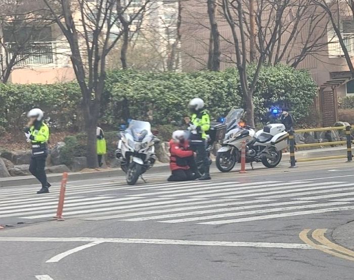 경찰 단속 걸려 오토바이 ‘압수’ 당하게 되자 도로서 무릎 꿇고 빈 배달원