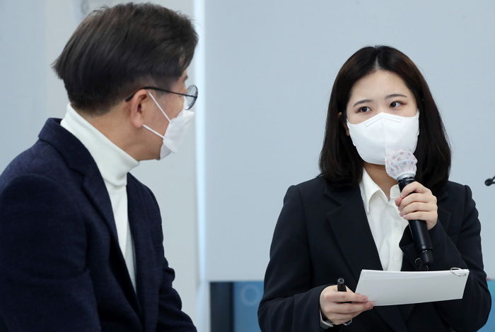 ‘이재명 라인’ 민주당 박지현 여성 부위원장, 안희정 부친상 조화 보낸 문 대통령 비판