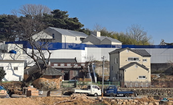 문재인 대통령 퇴임 두 달 앞으로 다가오자 분주해진 양산 평산마을