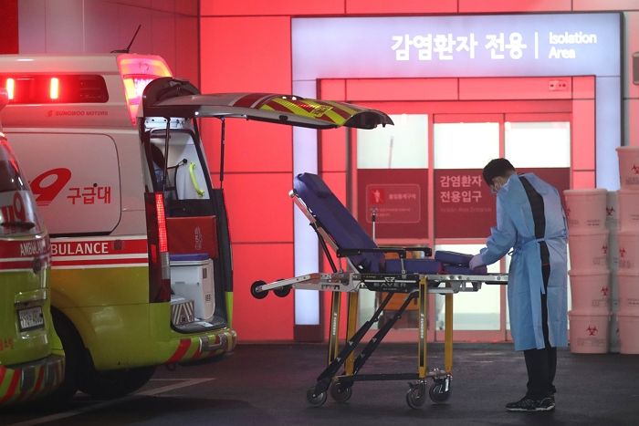 어제(13일) 하루 코로나19 신규 확진자 30만 9790명...위중증 환자 역대 최다