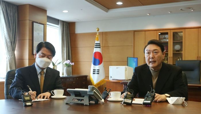 인수위 첫 출근날, 윤석열 당선인 발언 펜으로 열심히 받아 적는 2인자(?) 안철수