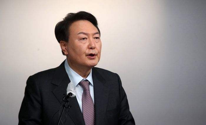 “레드벨벳 빨간 맛 금지”...윤석열 대통령 당선 후 여고 칠판에 적힌 공지