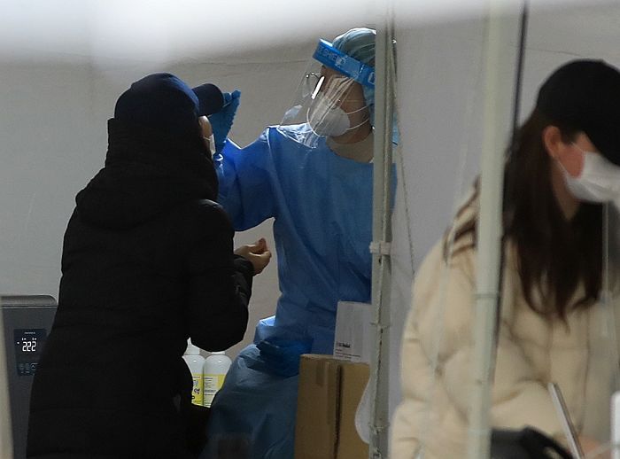 어제(14일) 국내 코로나19 확진자 36만 2,338명 발생...하루 새 5만여명 급증