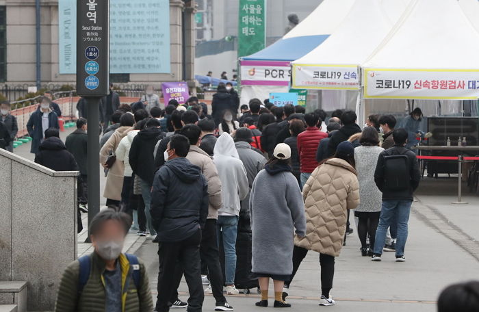 전 세계 코로나 확진자 10명 중 3명은 한국인...신규 확진 ‘압도적 1위’