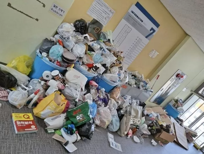 기숙사 퇴사 시기만 되면 쓰레기로 가득하다는 부산대 여학생 기숙사 분리수거장