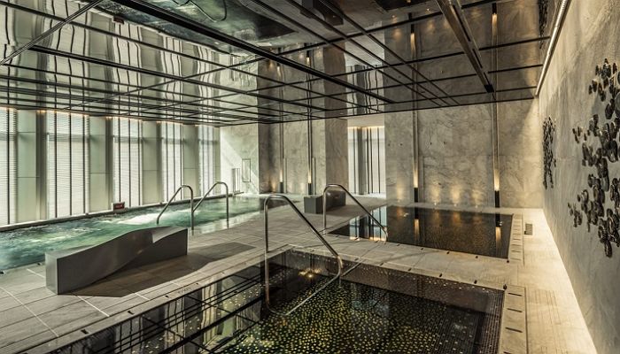 “5성급 호텔 ‘포시즌스’ 사우나서 알몸으로 있는데 젊은 여성이 불쑥 들어왔습니다”