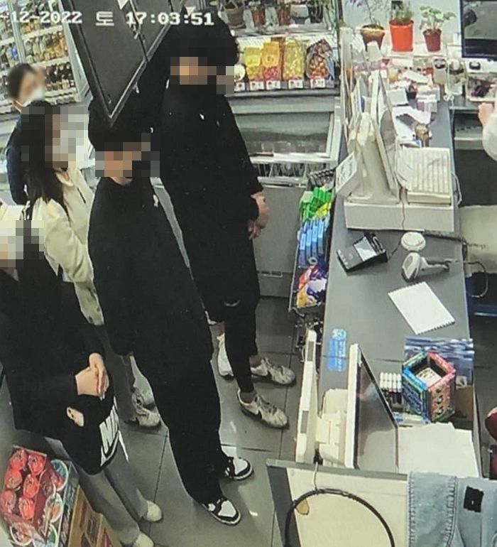 ‘가짜 신분증’으로 담배 사려다 딱 걸리자 ‘태세전환’해 두 손 모아 봐달라는 10대 남녀