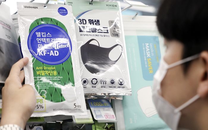 여친 있는데도 단체 술자리서 여후배가 마스크 잃어버리자 번개처럼 사러 달려간 남자친구