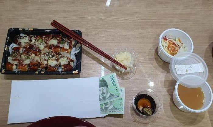 할머니 장례식장서 생전 좋아하시던 장어 배달시킨 가족이 공개한 초밥집 사장님의 쪽지