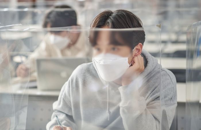 마스크 쓰면 존잘인 ‘마기꾼’이라 밥 먹자며 들이대는 여후배가 고민인 남대생