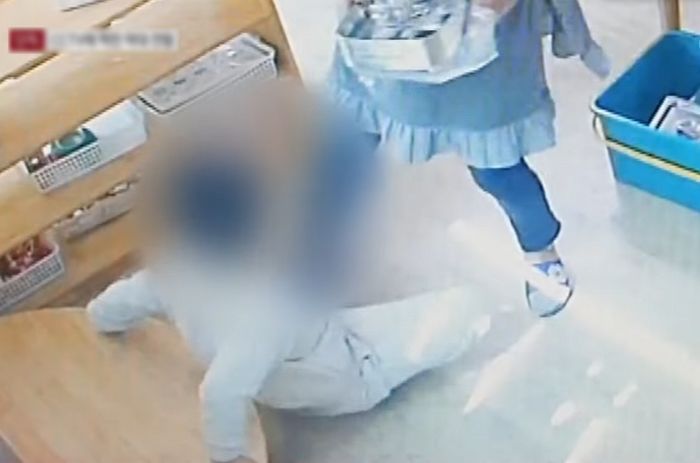 엄마가 확보한 118개의 어린이집 영상, 아이는 ‘81차례’ 학대당했다 (영상)