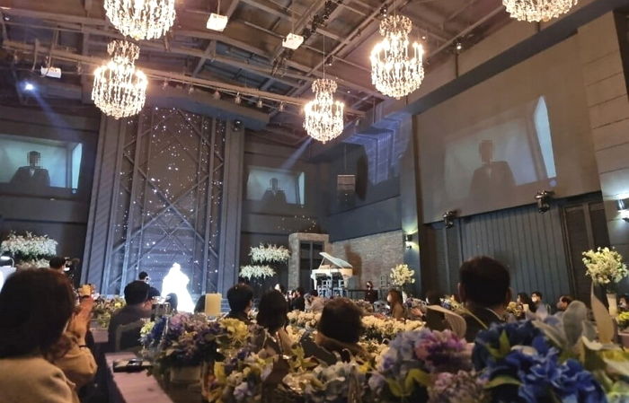 결혼식 직전 코로나 확진돼 자기 결혼식에 ‘영상으로만’ 출연한 신랑
