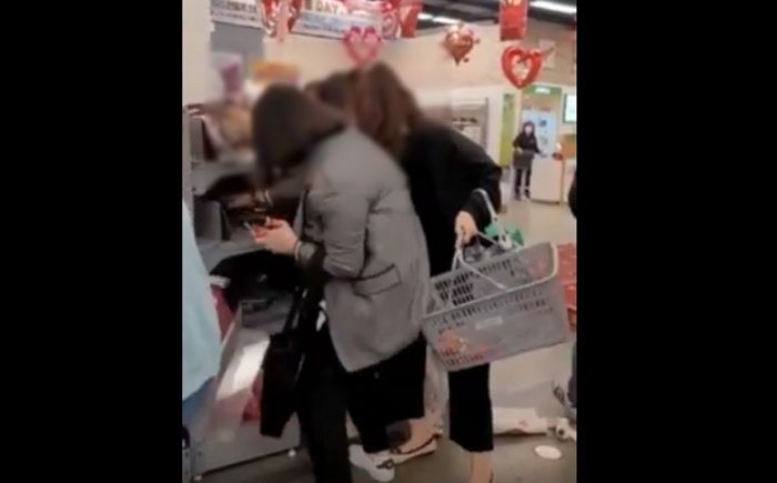 포켓몬 빵 띠부띠부씰 모으려고 롯데마트 ‘오픈런’하는 시민들 (영상)