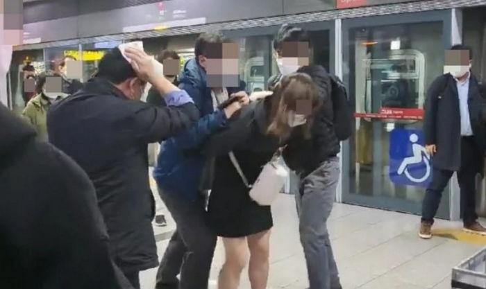 지하철 내려서도 말리는 시민들 머리 내려치며 폭행했던 ‘9호선 폭행녀’ (영상)