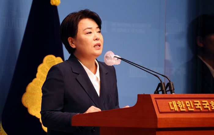 윤희숙 “청와대 이미 혐오시설...새 성곽 쌓기보단 기존 성곽 허물어야”