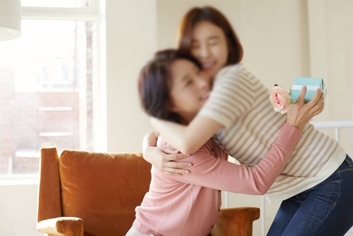 죽은 동생 딸 대신 키운 아내 생일날, 아버지는 육십 평생 처음으로 펑펑 울었다