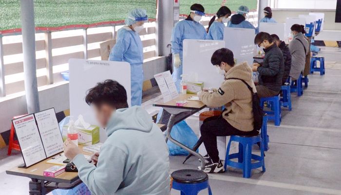 어제(19일) 코로나 확진자 33만 4708명...사망자 327명