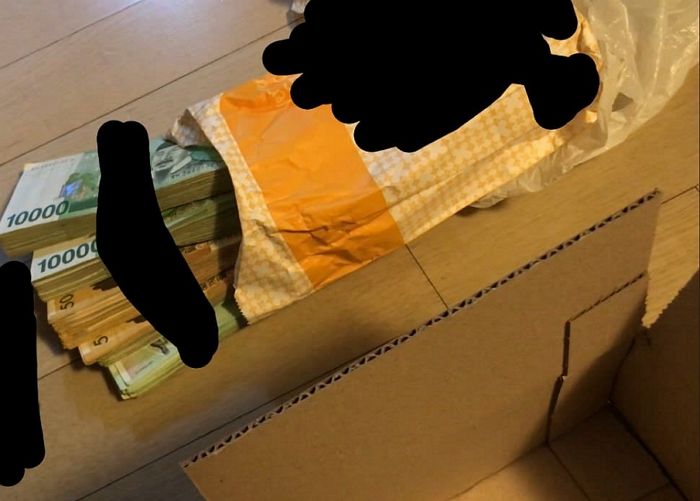 “모르는 사람이 제 앞으로 보낸 택배 상자에 ‘돈뭉치’ 800만원이 들어있었습니다”