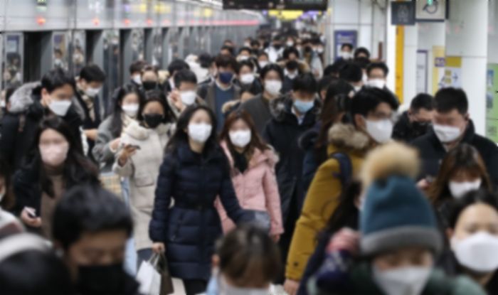 “돈 받으면서 쉴 수 있다”며 코로나 확진되는 법 찾고 있는 2030 직장인들