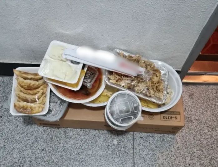 아기 물티슈 위에 배달 음식 올려놔 ‘별점 1점’ 줬다는 배달앱 후기 논란