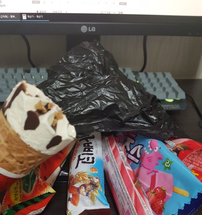 배송 누락 실수로 녹은 아이스크림 받은 고객에게 쿠팡 택배기사가 건넨 검은 봉지의 정체