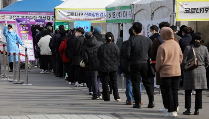 국민 67% “우리사회 코로나19 감염 확산 통제 불가”...조사 이래 최고치