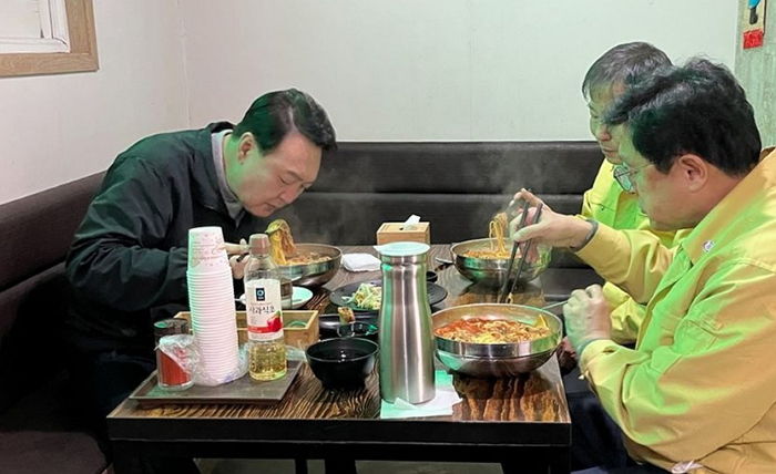 대식가 尹 당선인의 ‘먹방 정치’...국밥+고기먹고 후식은 ‘민초’