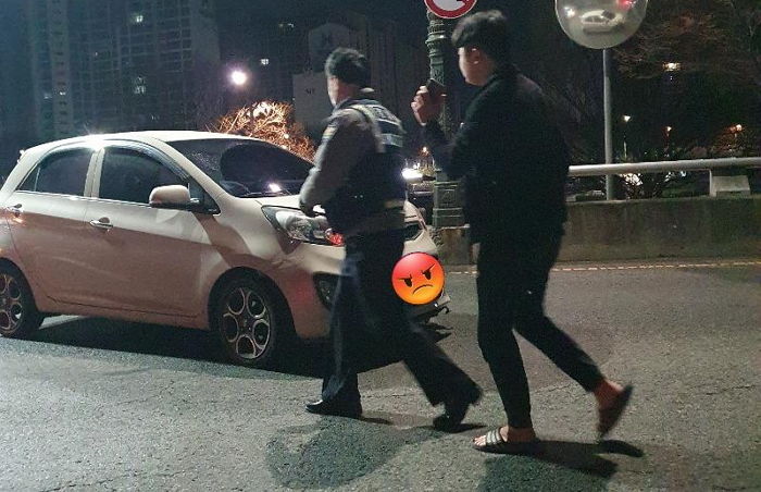 도로에 세워진 차 보고 ‘촉’ 발휘해 근처에 숨은 20대 음주운전 청년 붙잡은 남성