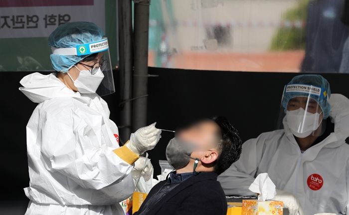 어제(22일) 코로나19 확진자 49만 881명...누적 1천만명 돌파