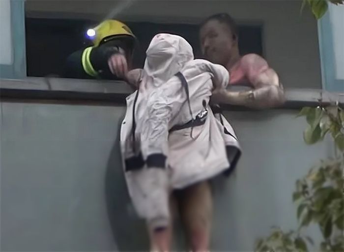 불난 집 발코니서 아내 살리려 끝까지 손 붙잡고 있던 남편, 끝내 세상 떠났다