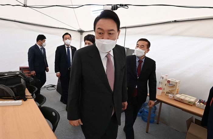 출근길에 ‘천막 기자실’ 깜짝 방문한 윤석열이 ‘냉장고’ 열어보면서 한 질문