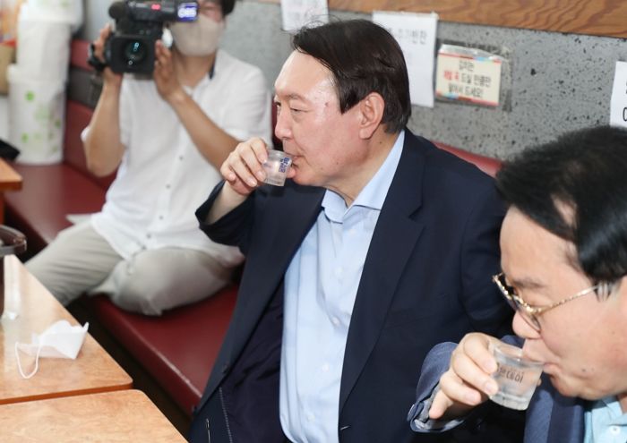 “尹 테진아·MB 폭탄주”...역대 대통령들이 즐겨 마셨던 술 4가지