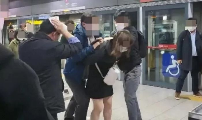 지하철서 60대 남성 스마트폰 모서리로 수차례 내려찍은 ‘9호선 폭행녀’, 특수상해 적용