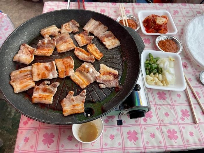 삼겹살 3만5000원에 17점 주길래 항의했더니 손님 향해 소금 뿌린 음식점