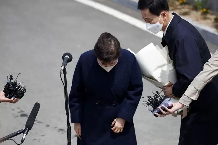 대구 사저 도착한 박근혜 전 대통령 향해 ‘소주병’ 던진 30대 남성 (사진)