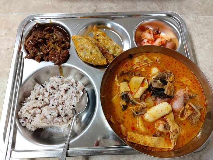 금손 영양사가 학교 급식으로 만든 ‘마라탕’...“급식으로 부적절 vs 오히려 좋아”