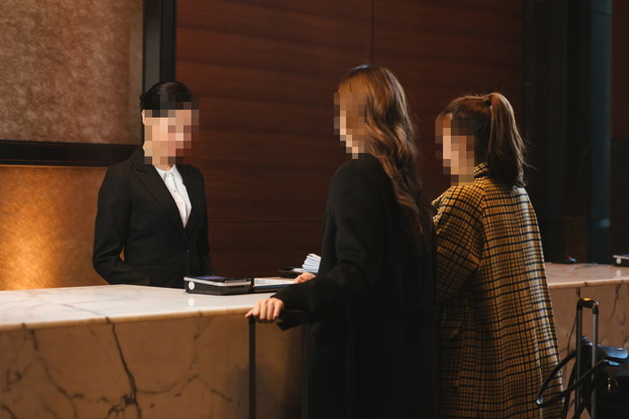 호텔 주차장서 ‘노상방뇨’ 하는 거 보고 달려온 관리인에게 니킥 날린 40대 여성