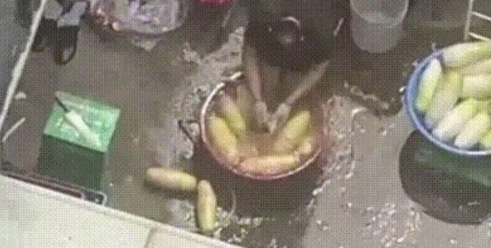 검찰, 무 씻던 수세미로 발 닦은 족발집 직원에게 ‘징역 8개월’ 구형