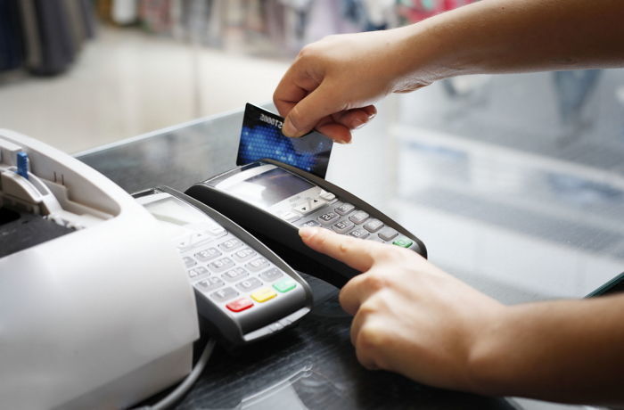 “생활비 부족하다는 부모님께 ‘신용카드’ 드렸는데 일주일 만에 200만원 긁었습니다”