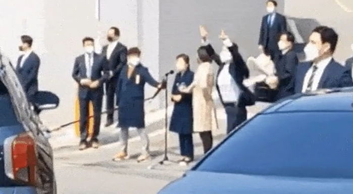 박 전 대통령 지키는 여경호원이 소주병 날아오자 보여준 ‘센스甲’ 대처 (영상)