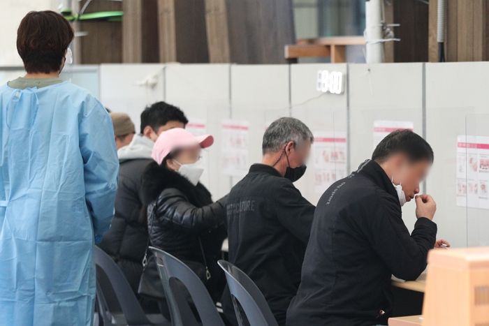 어제(24일) 하루 국내 코로나19 확진자 33만 9,514명 발생