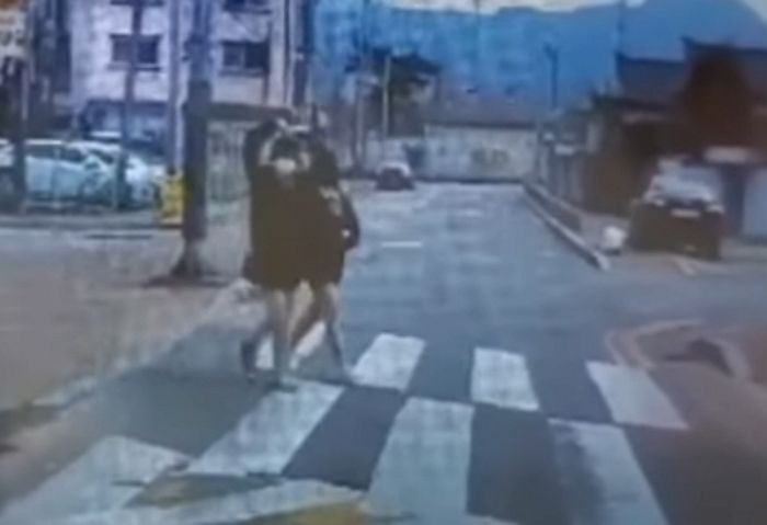 교복 입은 여고생에 횡단보도 순서 양보했다가 ‘하트 리액션’ 받고 심쿵한 운전자 (영상)
