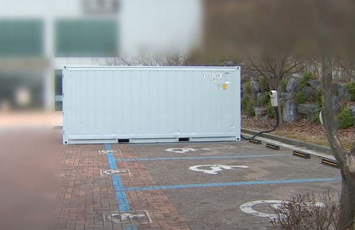 코로나 사망자 급증하자 주차장에 ‘컨테이너 안치실’ 마련한 장례식장 (영상)