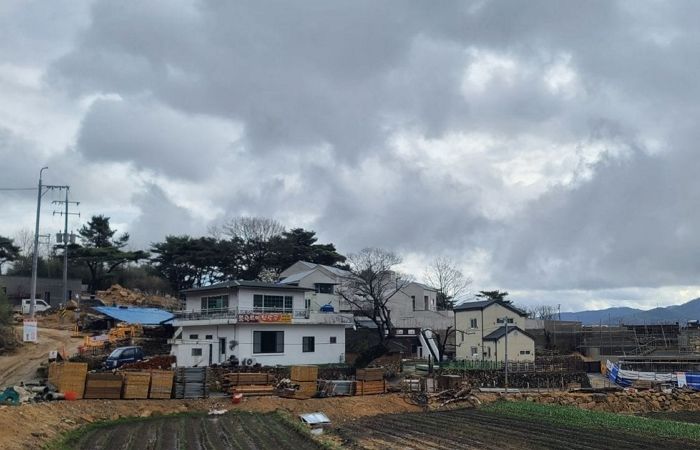 송영길이 아담하고 소박하다며 공개한 문재인 대통령 양산 사저 사진