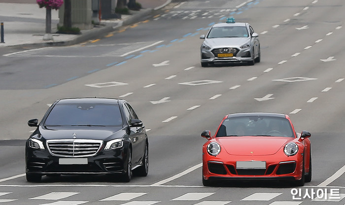 포르쉐 탄 20대 남성, 통행에 방해된다며 지나가던 50대 행인 무참히 폭행