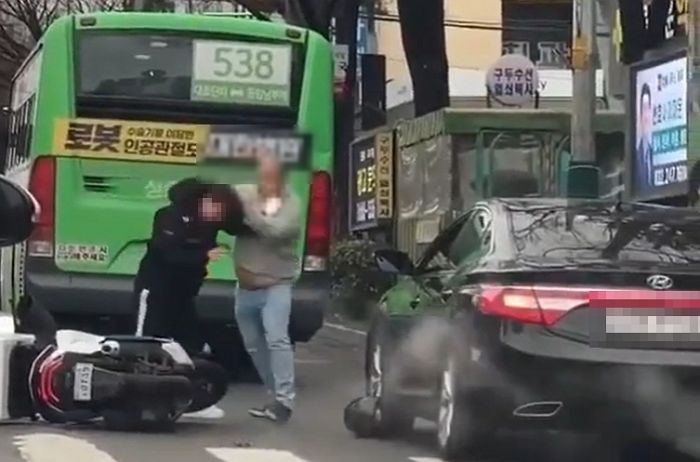 인천 도로 한복판서 오토바이 탄 배달원 끄집어 내려 주먹 날린 남성