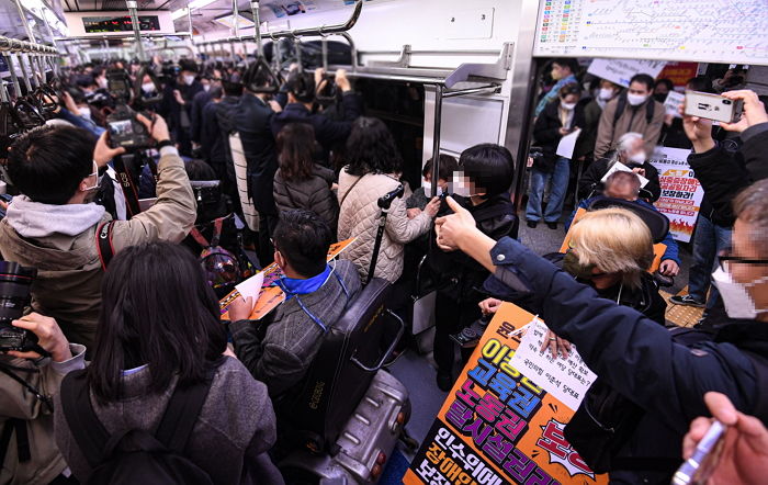 오늘(28일) 장애인 시위로 지하철 3·4호선 지연돼 멘붕온 출근길 직장인들