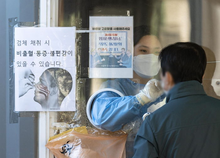 작년 7월 코로나 걸려 25일 앓았는데 오미크론 변이 ‘또’ 걸린 남성