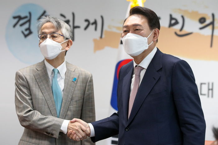 윤 당선인, 일본 대사 만나...“한일 관계 복원 시급” 강조